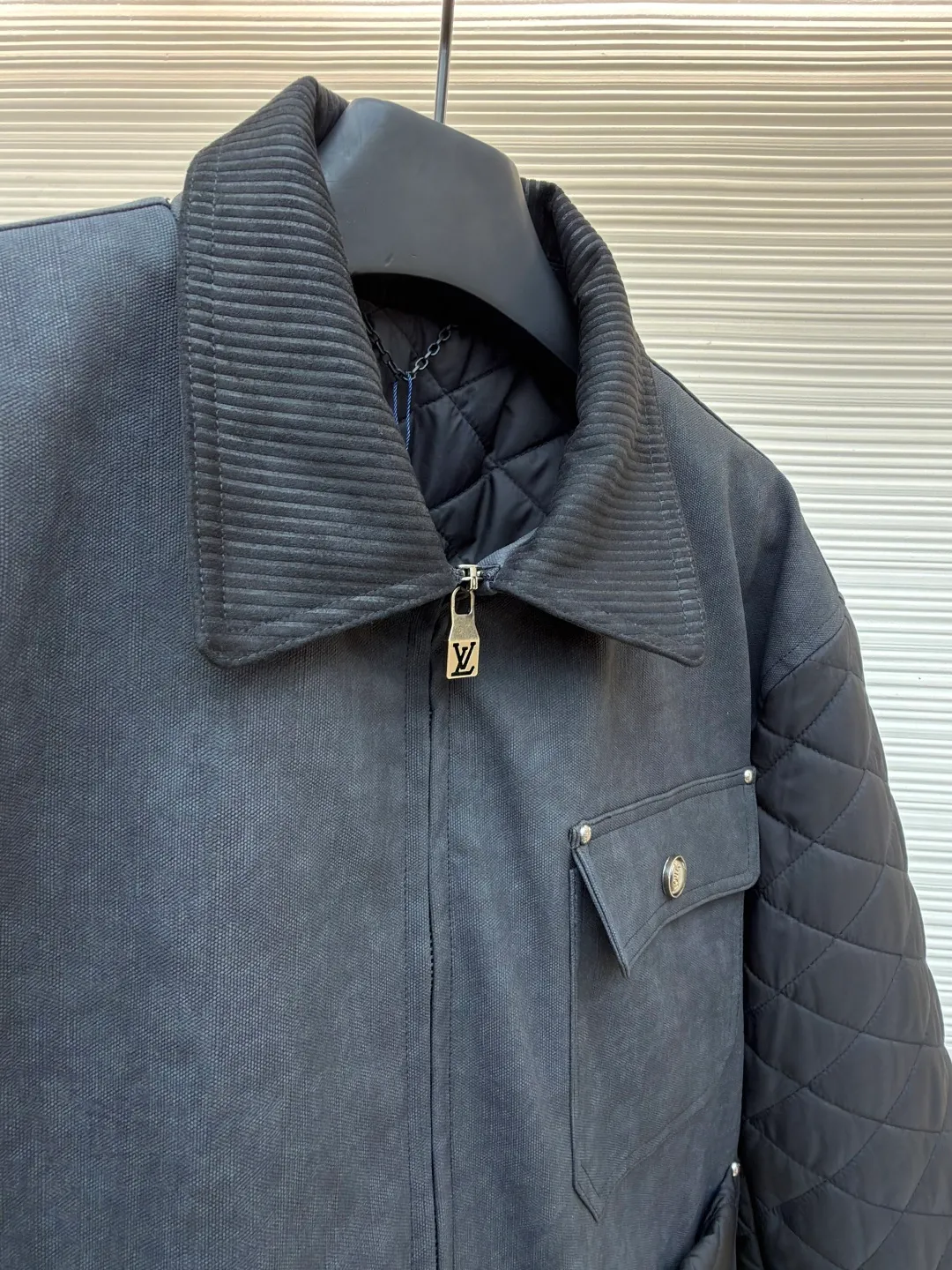 LOUIS VUITTON Nigo co-branded distressed tire cowhide rhombus quilted jacket ●Original version: purchased and developed by 38578 ●Item number: 1682253-B75 ●Fabric: cotton fabric ●Technology: distressed production ●Color: black ●Version: fitted version ●Weight: about 880 grams ●Size: 46-48-50-52 ●Description: Made of ZP custom dyed fabric The threads are dyed in the same cylinder with zero color difference. A full set of accessories are customized to differentiate from the market currency. Welcome to compare. The overall wiring is straight and delicate, the fabric is comfortable and soft, and the color is consistent without color difference. It can be matched with the same style to create a fashionable look and control various occasions. Customized accessories, complete with three standards, same style for men and women!